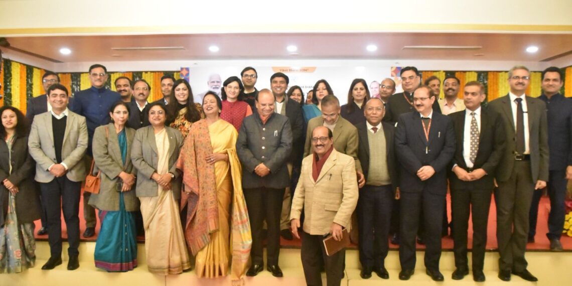 राजभवन में मनाया गया उत्तर प्रदेश दिवस, नोएडा-ग्रेनो के अधिकारी भी हुए शामिल