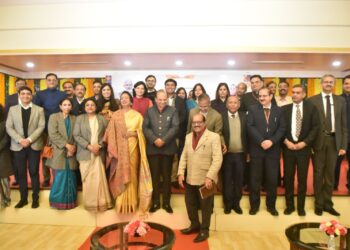 राजभवन में मनाया गया उत्तर प्रदेश दिवस, नोएडा-ग्रेनो के अधिकारी भी हुए शामिल