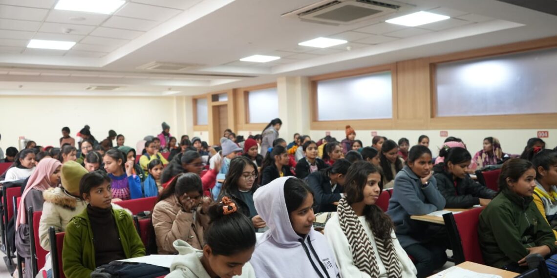 शारदा अस्पताल में लगा निशुल्क स्वास्थ्य जांच शिविर