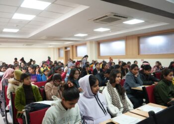 शारदा अस्पताल में लगा निशुल्क स्वास्थ्य जांच शिविर