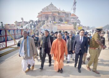 गुरुओं को शीश नवा अयोध्या पहुंचे योगी, रामलला और हनुमानगढ़ी के किये दर्शन