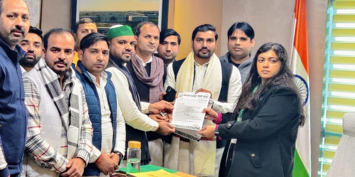 किसान मजदूर संघर्ष मोर्चा ने पंप ऑपरेटर कर्मचारियों की समस्याओं को लेकर एसीओ मेधा रुपम को सौंपा ज्ञापन