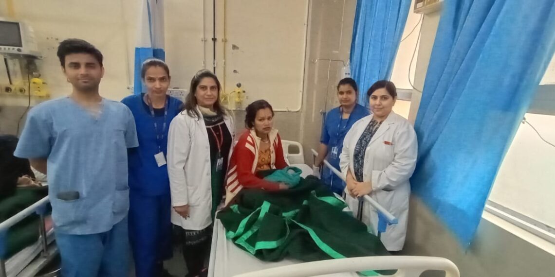 शारदा अस्पताल की नर्सों ने परीचौक पर करवाई महिला की डिलीवरी