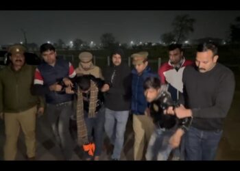 बिसरख थाना पुलिस की 2 स्कूटी सवार बदमाशो से हुई मुठभेड़, बदमाशों के पैर में लगी गाेली