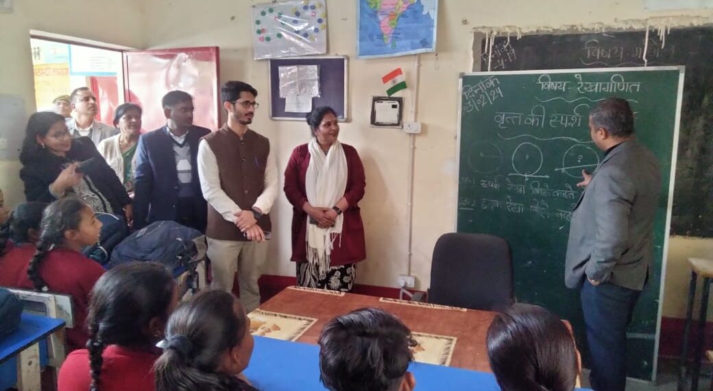 डीएम मनीष कुमार वर्मा ने उच्च प्राथमिक विद्यालय गेझा का किया स्थलीय निरीक्षण, सम्बन्धित अधिकारियों को दिए आवश्यक निर्देश