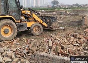 ग्रेनो प्राधिकरण ने बिसरख के पास डूब क्षेत्र में चलाया बुल्डोजर
