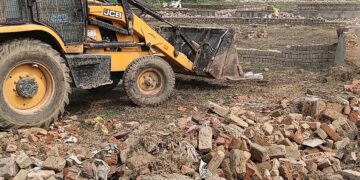 ग्रेनो प्राधिकरण ने बिसरख के पास डूब क्षेत्र में चलाया बुल्डोजर