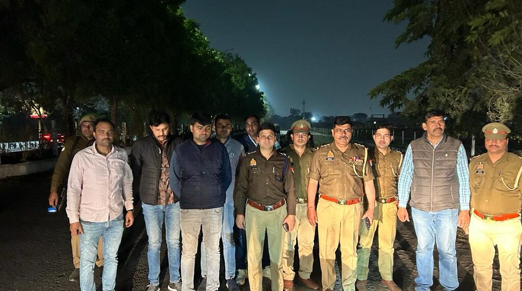 चेन स्नैचिंग और लूटपाट करने वाले बदमाशों से पुलिस की हुई मुठभेड़, दो बदमाशों को लगी गोली