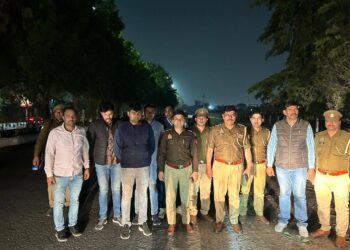 चेन स्नैचिंग और लूटपाट करने वाले बदमाशों से पुलिस की हुई मुठभेड़, दो बदमाशों को लगी गोली