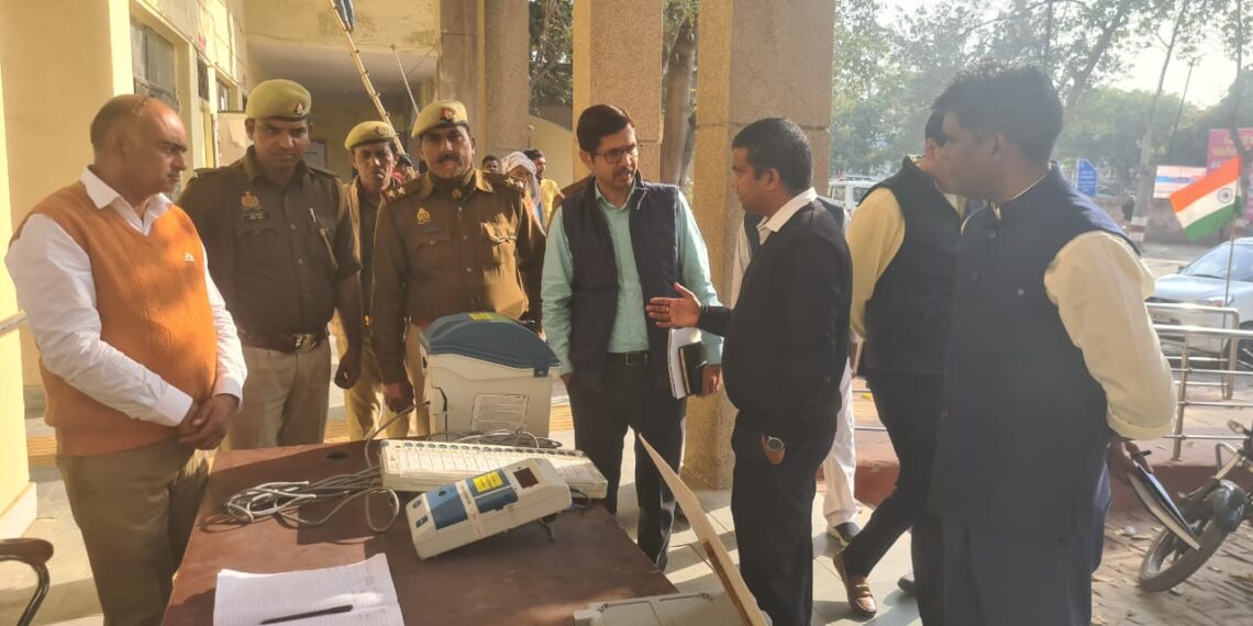 कलेक्ट्रेट के निरीक्षण के उपरांत जिलाधिकारी मनीष कुमार वर्मा ने तहसील सदर का किया स्थलीय निरीक्षण