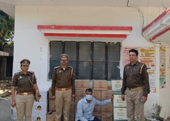 नोएडा पुलिस ने अवैध शराब तस्कर किया गिरफ्तार, कब्जे से 42 पेटी शराब बरामद