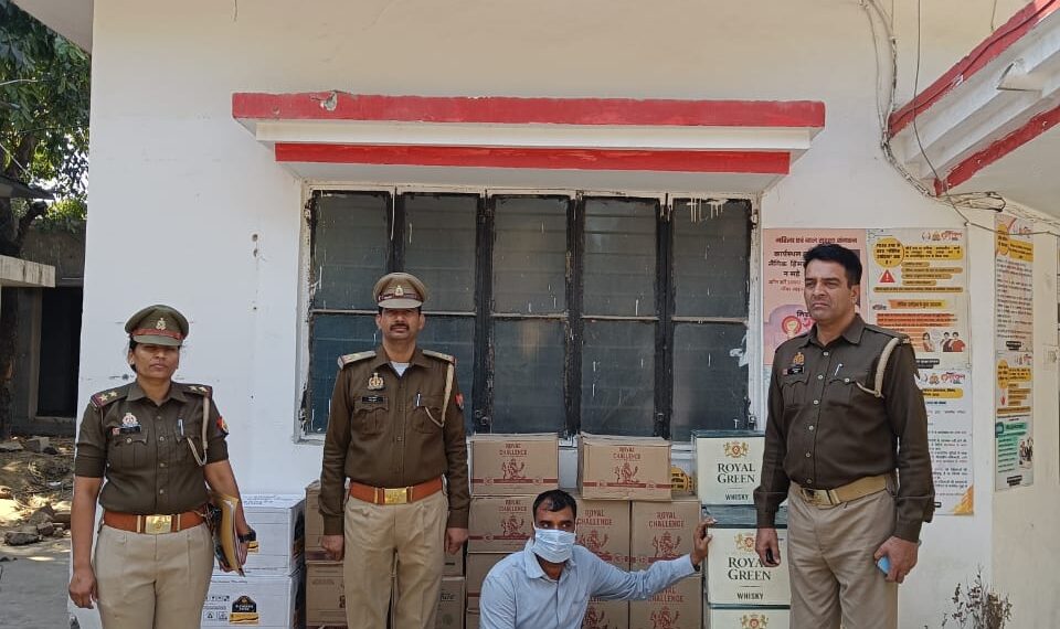 नोएडा पुलिस ने अवैध शराब तस्कर किया गिरफ्तार, कब्जे से 42 पेटी शराब बरामद