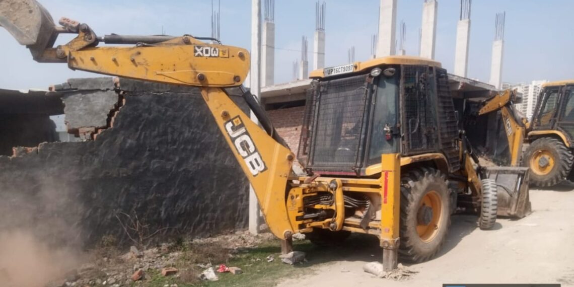 ग्रेनो प्राधिकरण ने बिसरख में अतिक्रमण पर चलाया बुल्डोजर