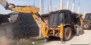 ग्रेनो प्राधिकरण ने बिसरख में अतिक्रमण पर चलाया बुल्डोजर