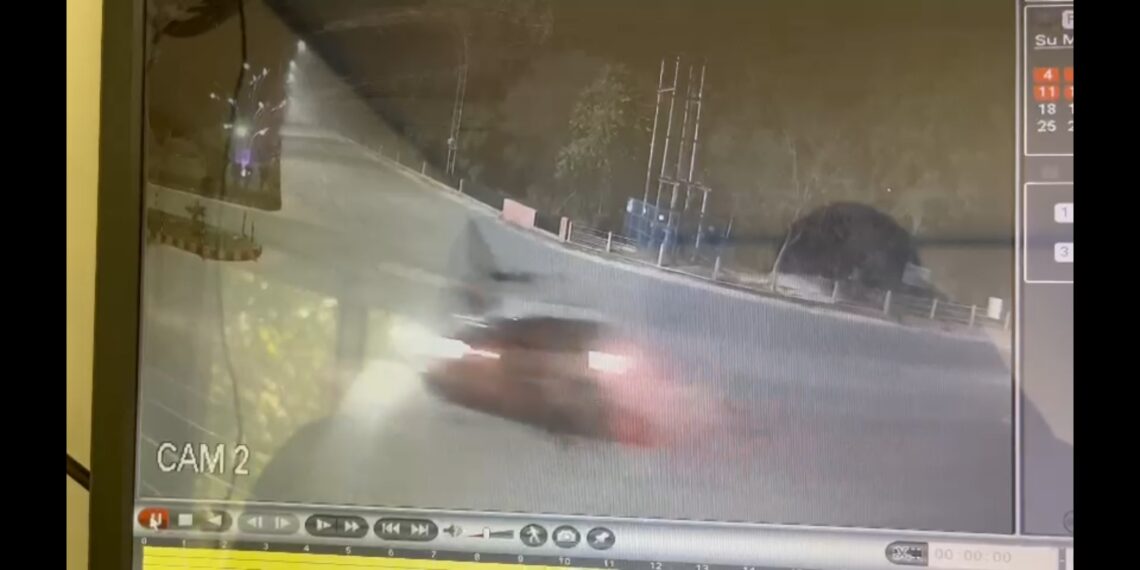 तेज रफ्तार का कहर, स्कूटी सवार युवक को कार ने मारी जोरदार टक्कर, कैमरे में कैद हुई घटना