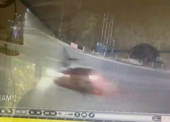 तेज रफ्तार का कहर, स्कूटी सवार युवक को कार ने मारी जोरदार टक्कर, कैमरे में कैद हुई घटना