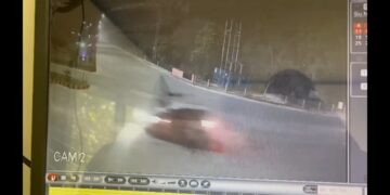 तेज रफ्तार का कहर, स्कूटी सवार युवक को कार ने मारी जोरदार टक्कर, कैमरे में कैद हुई घटना
