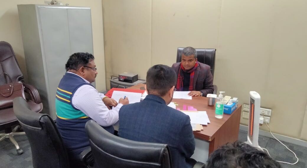 मतदाता पहचान पत्रों के वितरण को लेकर समीक्षा बैठक हुई संपन्न