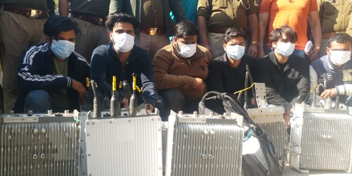 नोएडा पुलिस ने मोबाईल टावर के उपकरण चोरी करने वाले अन्तर्राज्यीय गैंग का खुलासा करते हुए 6 शातिर चोर किए गिरफ्तार