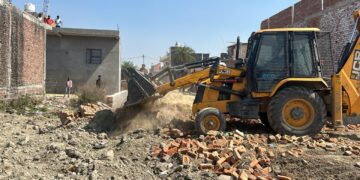 ग्रेनो प्राधिकरण ने बिसरख व तुस्याना में अवैध निर्माण को ढहाया