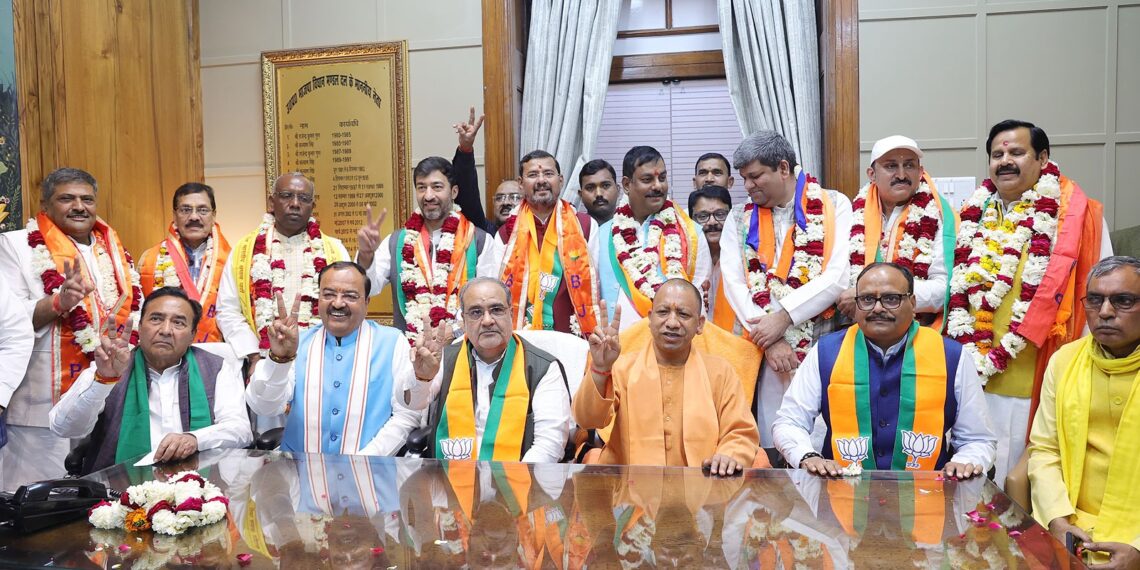 भाजपा प्रत्याशियों ने सीएम की मौजूदगी में किया नामांकन