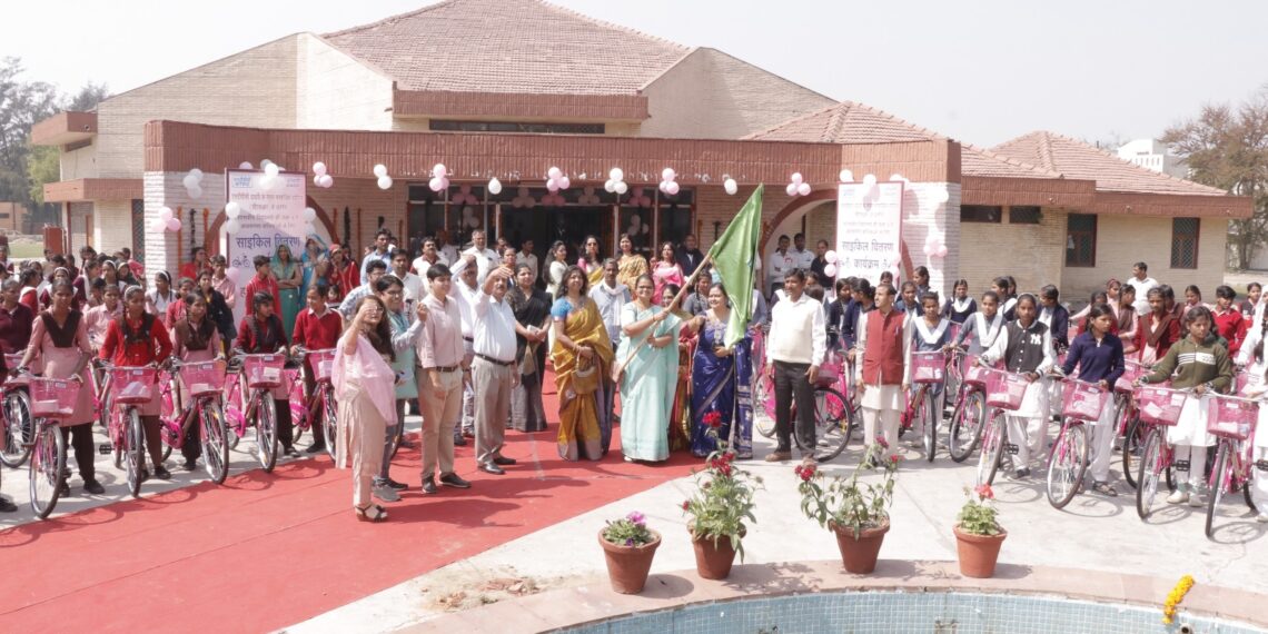 एनटीपीसी दादरी में सीएसआर के अंतर्गत स्कूली बालिकाओं के बीच साइकिल वितरण