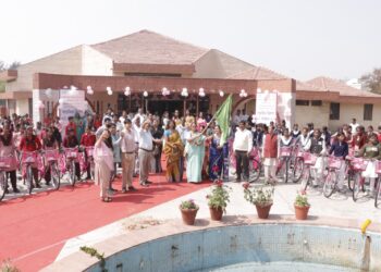 एनटीपीसी दादरी में सीएसआर के अंतर्गत स्कूली बालिकाओं के बीच साइकिल वितरण