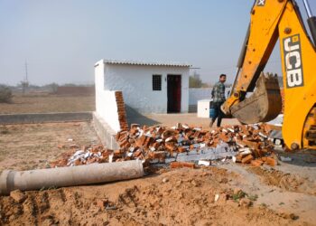ग्रेनो प्राधिकरण ने सुनपुरा में अतिक्रमण पर चलाया बुल्डोजर