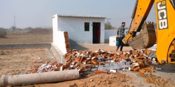 ग्रेनो प्राधिकरण ने सुनपुरा में अतिक्रमण पर चलाया बुल्डोजर