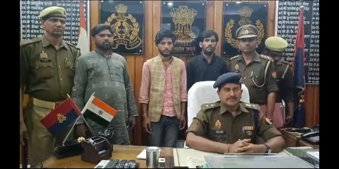 तीन शातिर लुटेरे/अभियुक्तगण गिरफ्तार मय चोरी की गयी 05 अदद मो0सा0 व मोटर साइकिलो के कटे हुए पार्ट्स व दो अदद तमन्चा व 04 जिन्दा कार0 सहित गिरफ्तार
