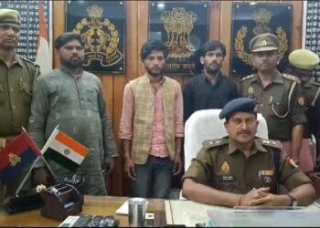 तीन शातिर लुटेरे/अभियुक्तगण गिरफ्तार मय चोरी की गयी 05 अदद मो0सा0 व मोटर साइकिलो के कटे हुए पार्ट्स व दो अदद तमन्चा व 04 जिन्दा कार0 सहित गिरफ्तार