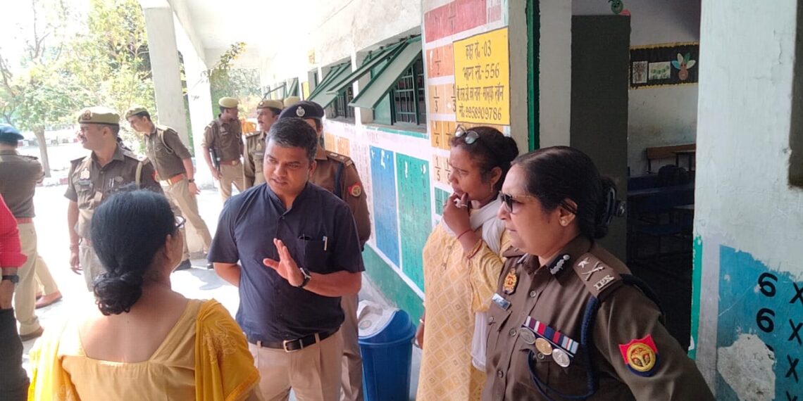 पुलिस आयुक्त एवं जिला मजिस्ट्रेट/जिला निर्वाचन अधिकारी ने किया जनपद के बूथों का भ्रमण