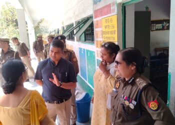 पुलिस आयुक्त एवं जिला मजिस्ट्रेट/जिला निर्वाचन अधिकारी ने किया जनपद के बूथों का भ्रमण