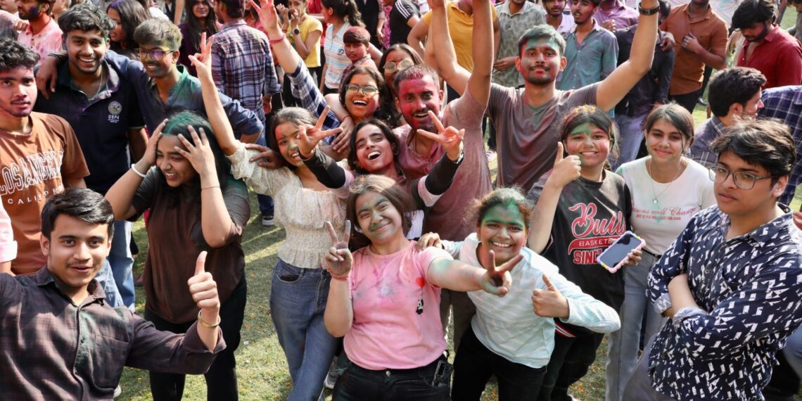 ग्रेटर नोएडा के शारदा विश्वविद्यालय में होली मिलन समारोह का आयोजन