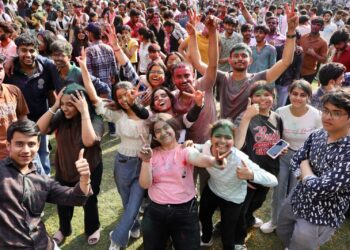 ग्रेटर नोएडा के शारदा विश्वविद्यालय में होली मिलन समारोह का आयोजन