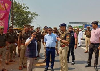 पुलिस आयुक्त एवं जिला मजिस्ट्रेट/जिला निर्वाचन अधिकारी ने मिहिर भोज डिग्री कॉलेज एवं रामाज्ञया स्कूल दादरी के बूथों का किया भ्रमण