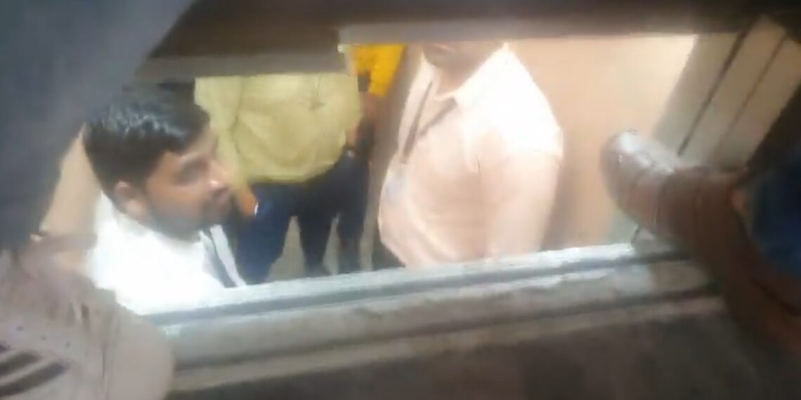 ग्रेटर नोएडा में लिफ्ट फसने का मामला लगातार जारी, ,5 लोग फंसे, पुलिस और दमकल की टीम ने लोगो को निकाला बाहर