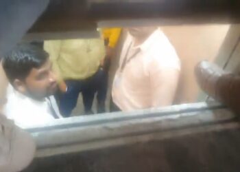 ग्रेटर नोएडा में लिफ्ट फसने का मामला लगातार जारी, ,5 लोग फंसे, पुलिस और दमकल की टीम ने लोगो को निकाला बाहर