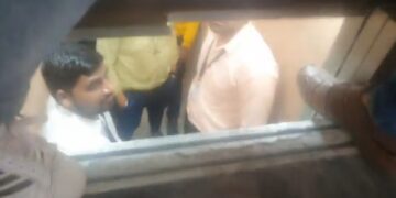 ग्रेटर नोएडा में लिफ्ट फसने का मामला लगातार जारी, ,5 लोग फंसे, पुलिस और दमकल की टीम ने लोगो को निकाला बाहर