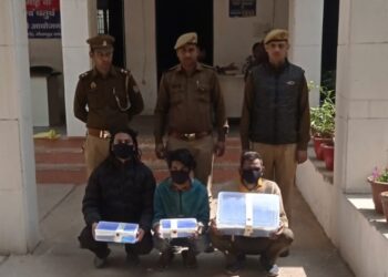 थाना बीटा-2 पुलिस ने पीजी/फ्लैटों से मोबाइल चोरी करने वाले गिरोह का किया पर्दाफाश, गिरोह के सरगना सहित 3 गिरफ्तार