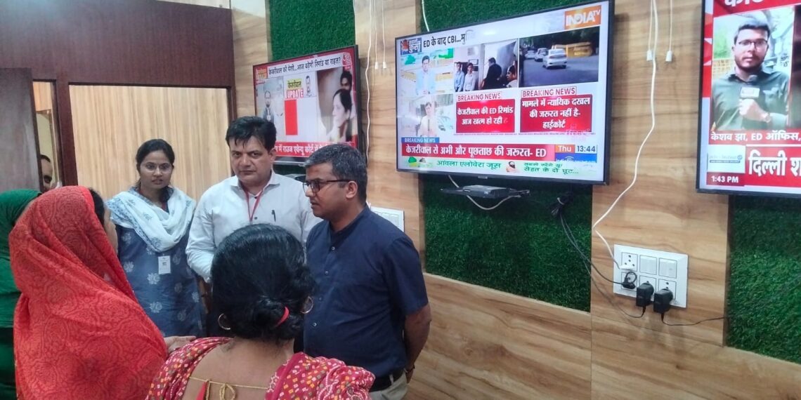 जिला मजिस्ट्रेट/जिला निर्वाचन अधिकारी मनीष कुमार वर्मा द्वारा आज कंट्रोल रूम का किया गया निरीक्षण