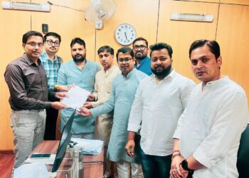 गौतम बुद्ध नगर विकास समिति  ने नोएडा सीईओ और एनडीएमआरएसी के एमडी  लोकेश एम को मेट्रो फीडर बस को चलाने के लिए दिया ज्ञापन