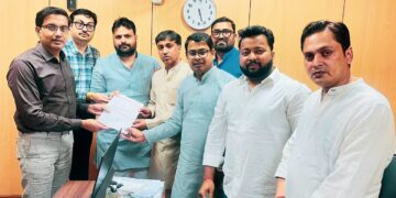 गौतम बुद्ध नगर विकास समिति  ने नोएडा सीईओ और एनडीएमआरएसी के एमडी  लोकेश एम को मेट्रो फीडर बस को चलाने के लिए दिया ज्ञापन