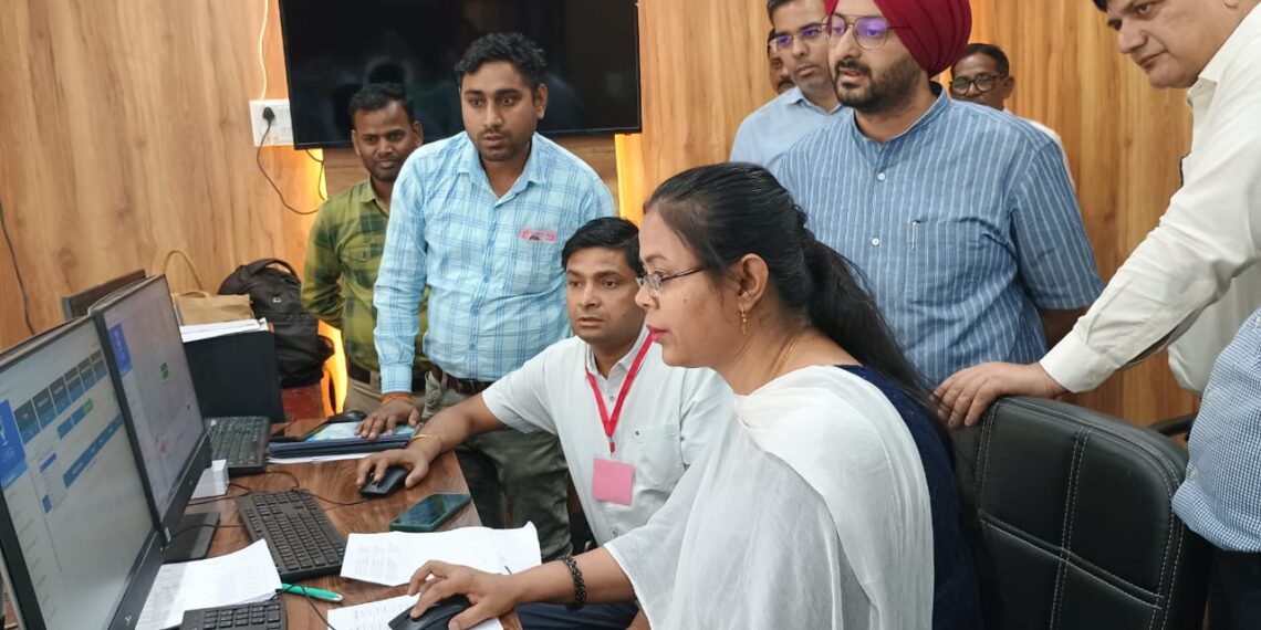 लोकसभा सामान्य निर्वाचन-2024 के दृष्टिगत सामान्य प्रेक्षक सिमरनदीप सिंह ने कंट्रोल रूम, सी-विजिल, एम.सी.एम.सी. रूम एवं नामांकन कक्ष का किया निरीक्षण