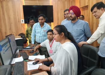 लोकसभा सामान्य निर्वाचन-2024 के दृष्टिगत सामान्य प्रेक्षक सिमरनदीप सिंह ने कंट्रोल रूम, सी-विजिल, एम.सी.एम.सी. रूम एवं नामांकन कक्ष का किया निरीक्षण