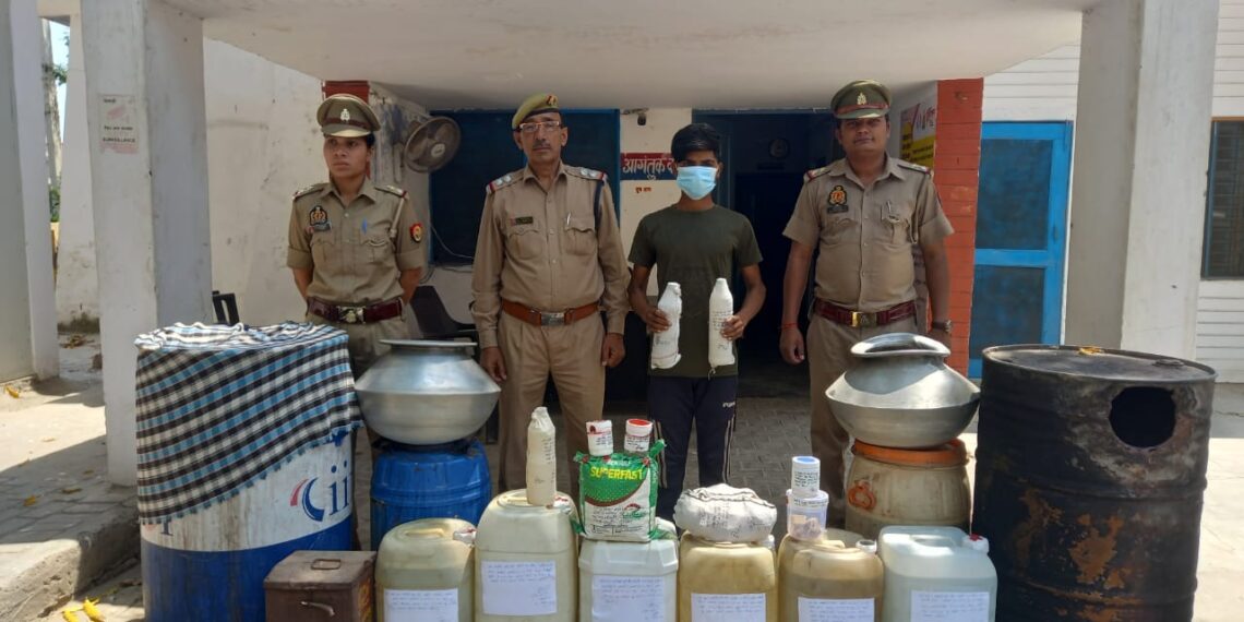 रबूपुरा में बनाई जा रही थी अवैध शराब, पुलिस ने आरोपी को किया गिरफ्तार
