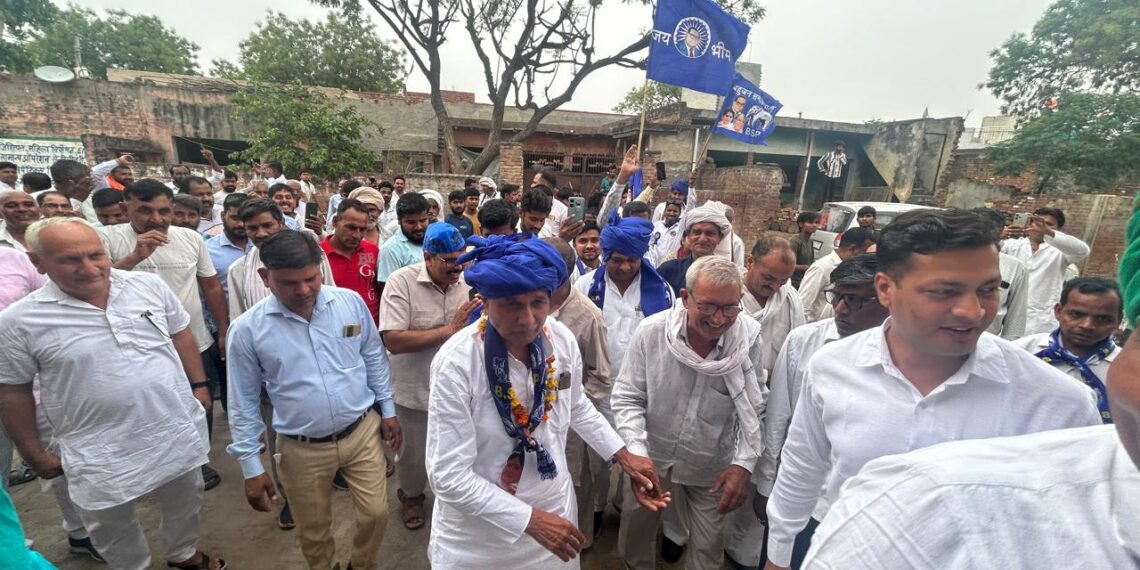 बसपा प्रत्याशी राजेंद्र सिंह सोलंकी ने गौतमबुद्ध नगर लोकसभा क्षेत्र के सिकन्दराबाद विधानसभा क्षेत्र के गांवों में समर्थकों के साथ किया जनसंपर्क