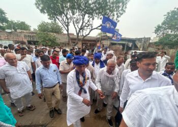 बसपा प्रत्याशी राजेंद्र सिंह सोलंकी ने गौतमबुद्ध नगर लोकसभा क्षेत्र के सिकन्दराबाद विधानसभा क्षेत्र के गांवों में समर्थकों के साथ किया जनसंपर्क