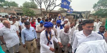 बसपा प्रत्याशी राजेंद्र सिंह सोलंकी ने गौतमबुद्ध नगर लोकसभा क्षेत्र के सिकन्दराबाद विधानसभा क्षेत्र के गांवों में समर्थकों के साथ किया जनसंपर्क