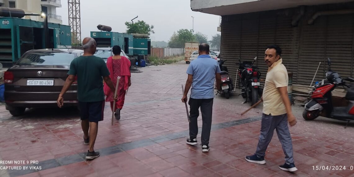 ग्रेटर नोएडा की पंचशील ग्रीन्स में कुत्तों के आतंक से खौफ में निवासी डंडा साथ लेकर चलने को मजबूर
